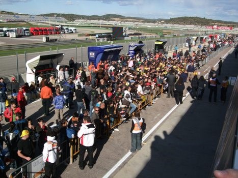 Αρκετός κόσμος στην pit lane σήμερα Πέμπτη
